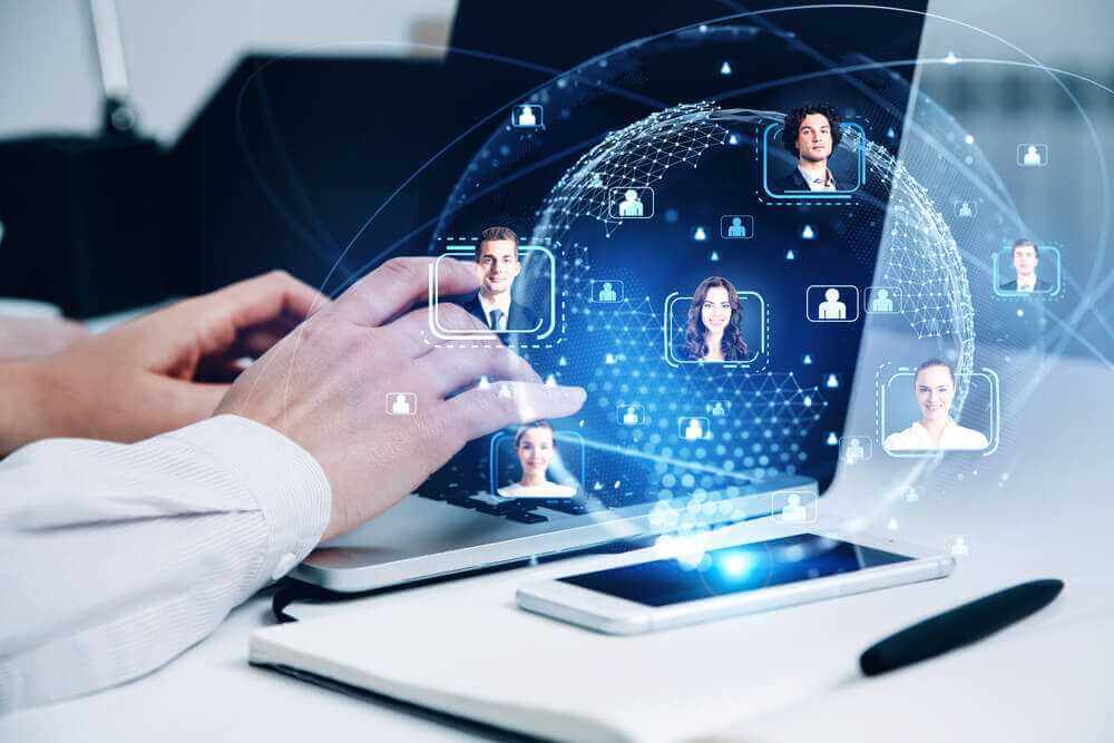 Egy HR szakember toboroz a MelonApp automatizált álláshirdető felületével, majd a MelonApp ATS felületét használja a jelöltek követésére.