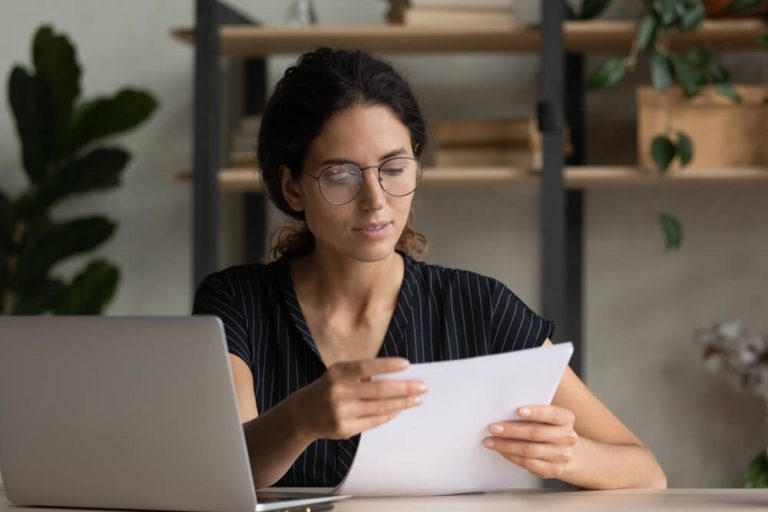 Egy HR szakember egy állásra jelentkező motivációs levelét olvassa, miután a MelonApp onlien toborzó rendszerével adott fel álláshirdetést.